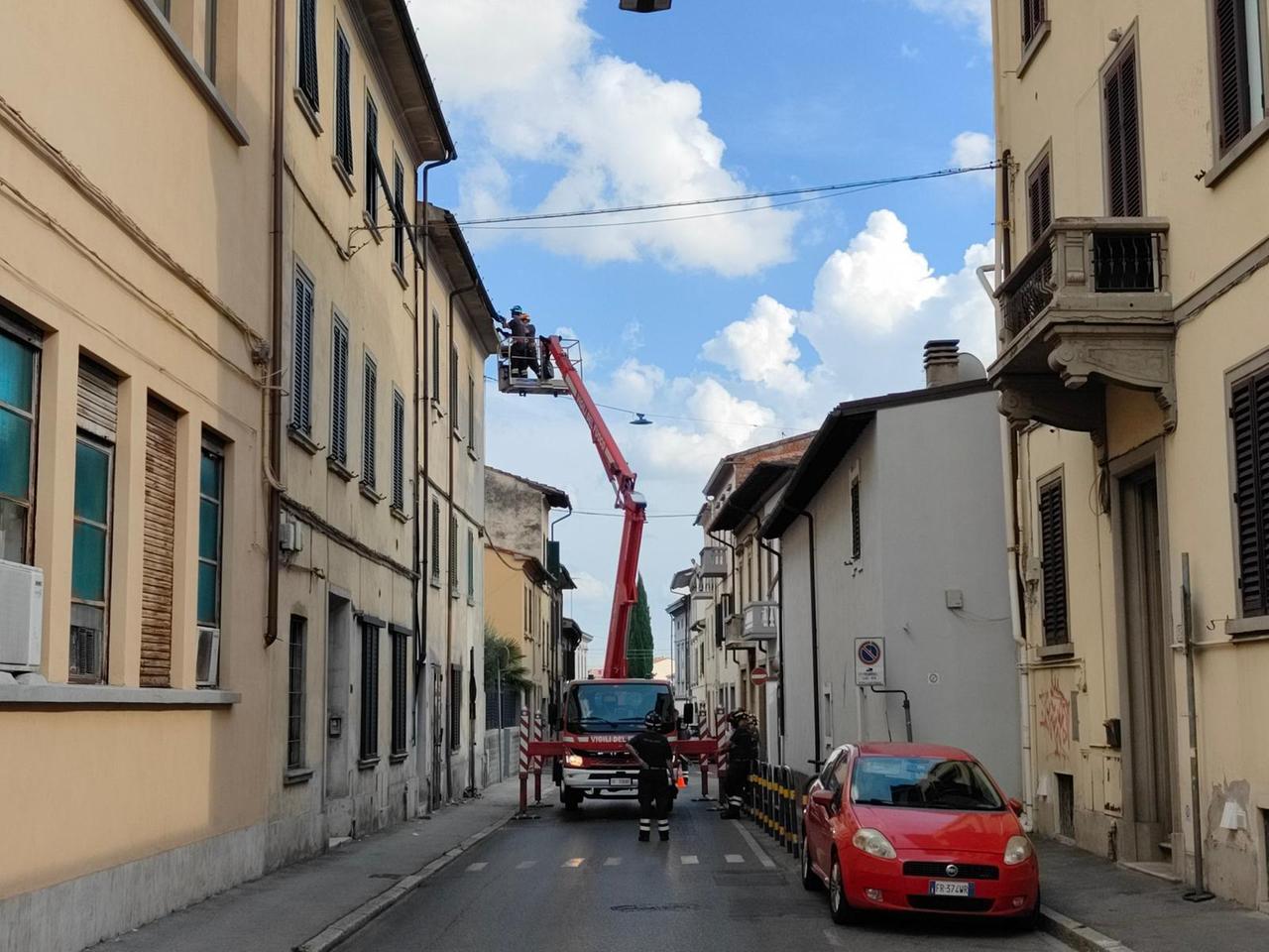 
	I vigili del fuoco in via Carradori (foto Nucci/Anatrini)


