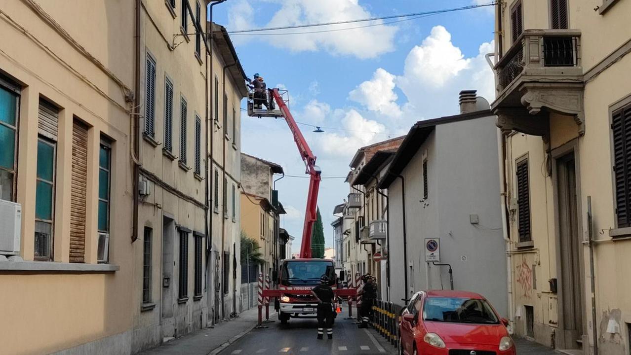 I vigili del fuoco in via Carradori (foto Nucci/Anatrini)