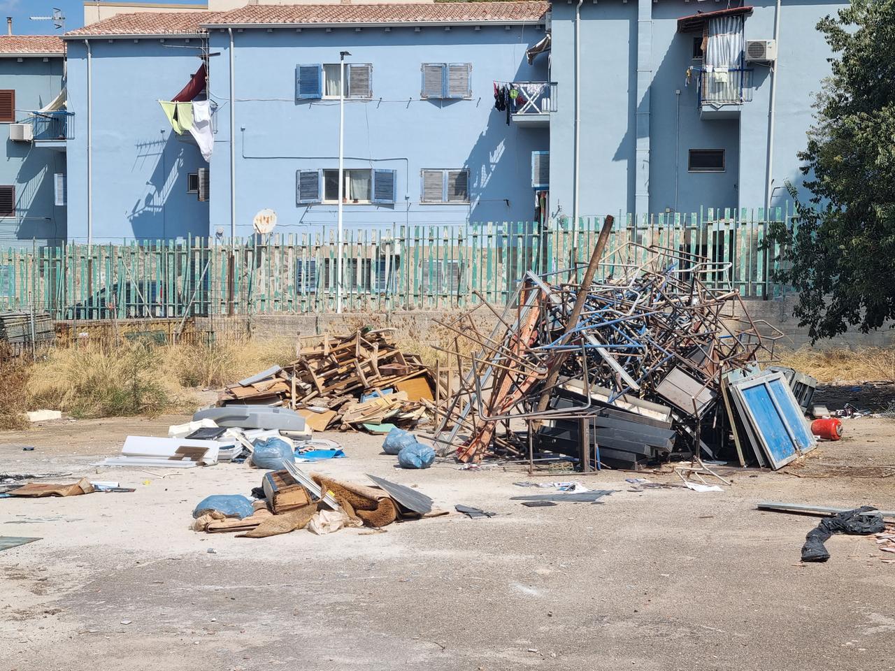 Sassari, nel cortile della Media numero 9 una discarica tra banchi e vecchi computer