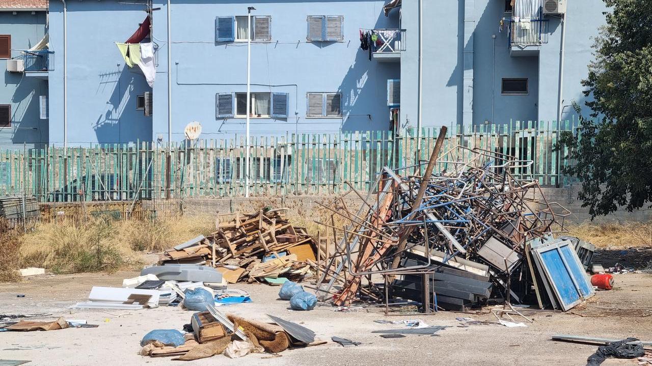 Sassari, nel cortile della Media numero 9 una discarica tra banchi e vecchi computer