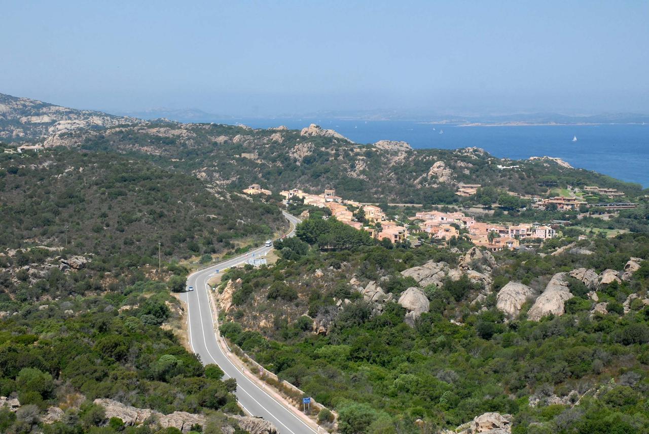 Asfalto, segnaletica e guardrail: si rifà la strada Arzachena-Porto Cervo