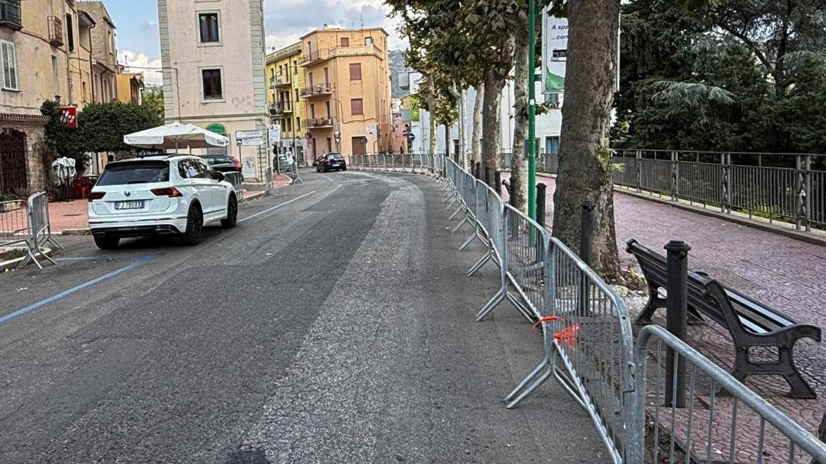 Le transenne in via Lamarmora (foto Massimo Locci)