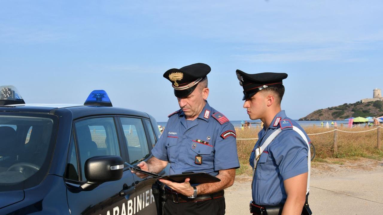 Ha un colpo di sonno, esce fuori strada e si schianta con l’auto contro un muro: due feriti