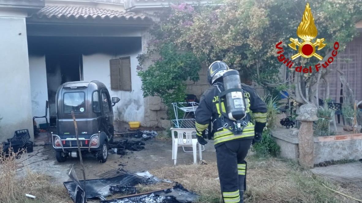 Casa in fiamme ad Arzachena, paura per una coppia