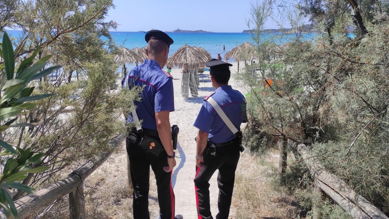 Turista derubata in spiaggia, i carabinieri ritrovano la refurtiva: in tre denunciati per ricettazione