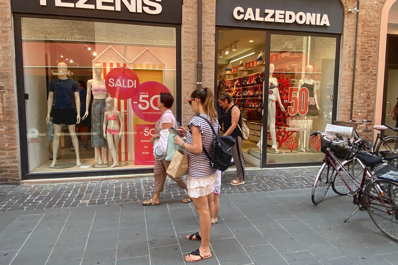 Saldi estivi a Ferrara, il primo bilancio: «Partiti così così e poi un calo»