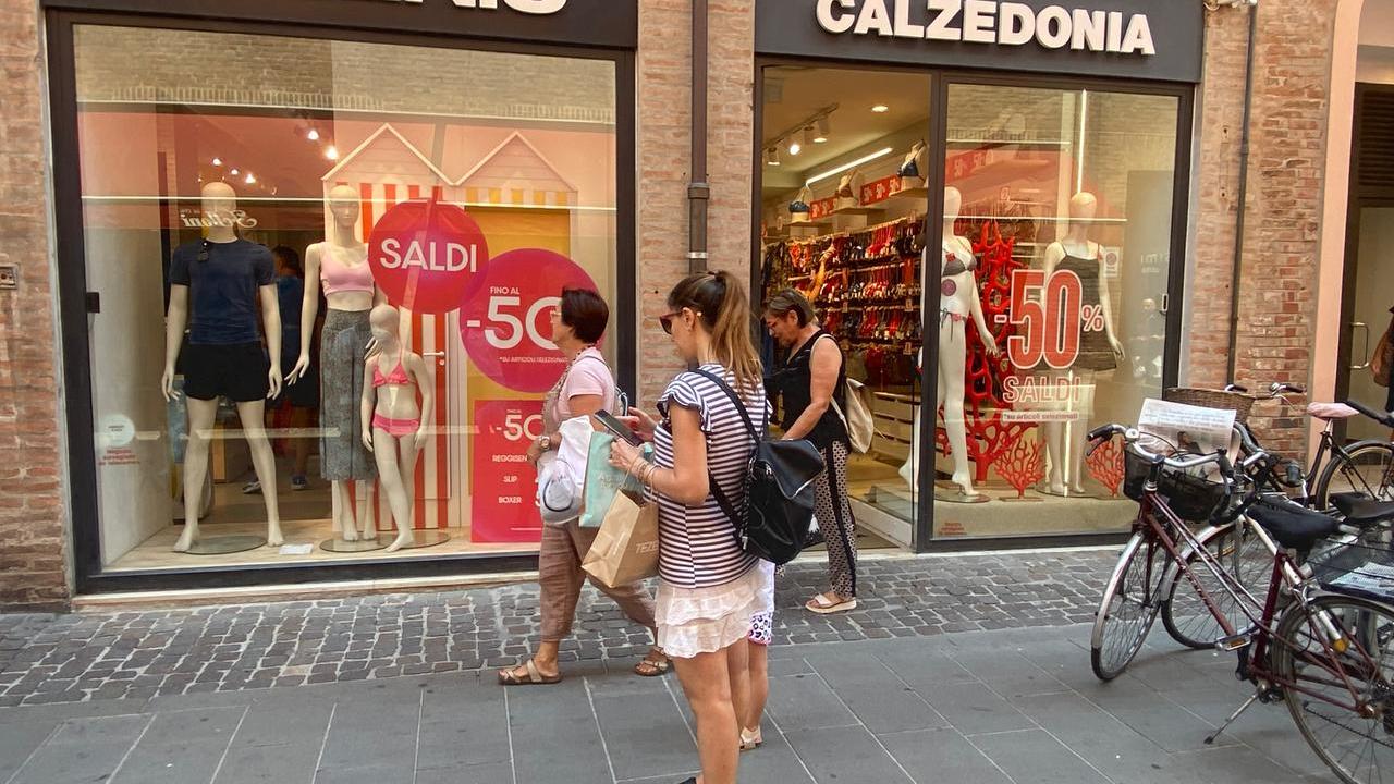 Saldi estivi a Ferrara, il primo bilancio: «Partiti così così e poi un calo»