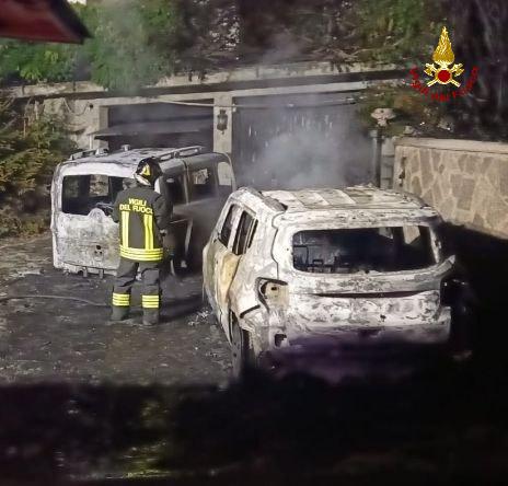 Incendio distrugge due veicoli a Cervarezza, si indaga per dolo
