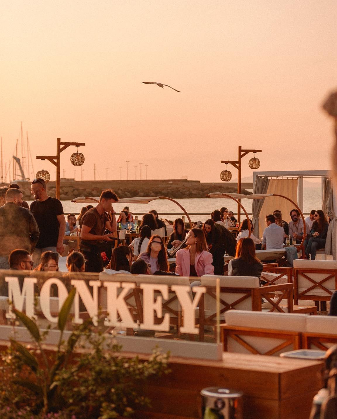 «Troppe ore extra: ho detto basta» parla una dipendente del Monkey