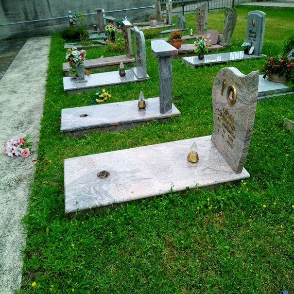 Ladri al cimitero di Vezzano: hanno portato via una trentina di vasi