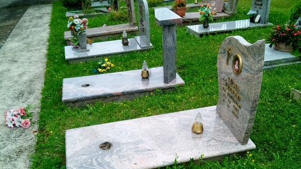 Ladri al cimitero di Vezzano: hanno portato via una trentina di vasi