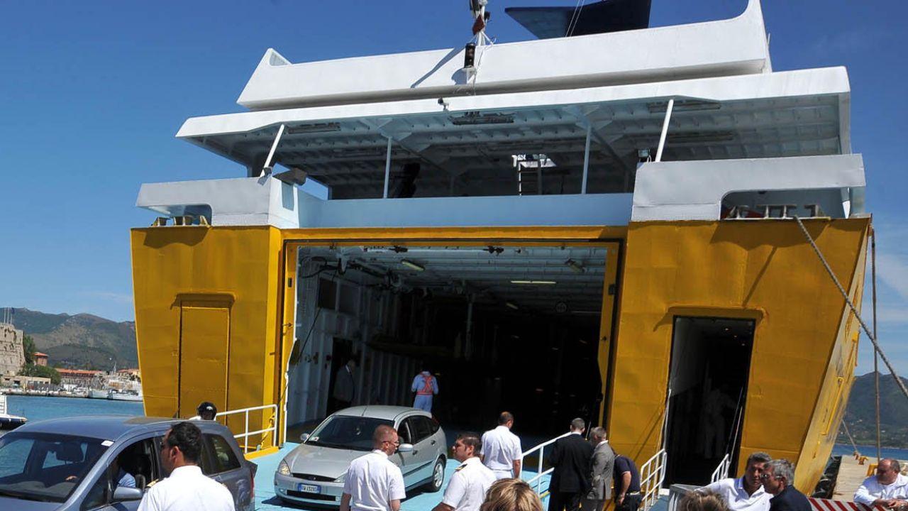 Un traghetto per l'Elba (foto d'archivio)