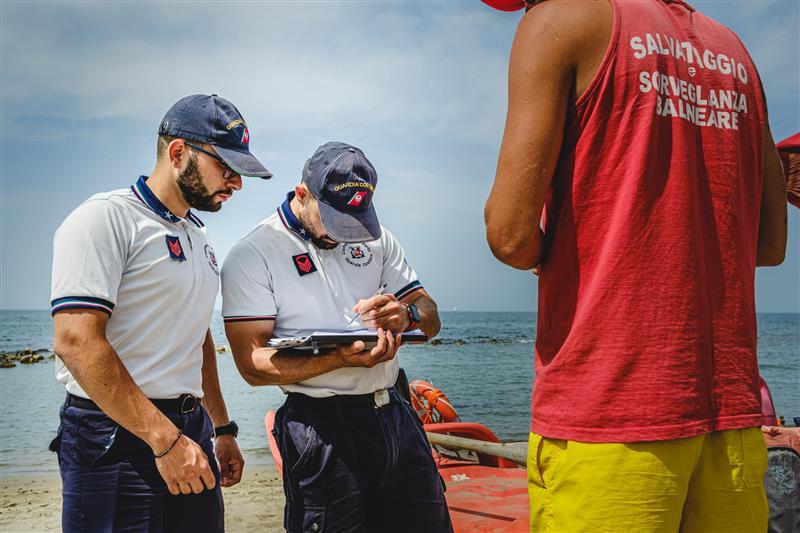 Stabilimento senza bagnino, scatta la multa per il titolare