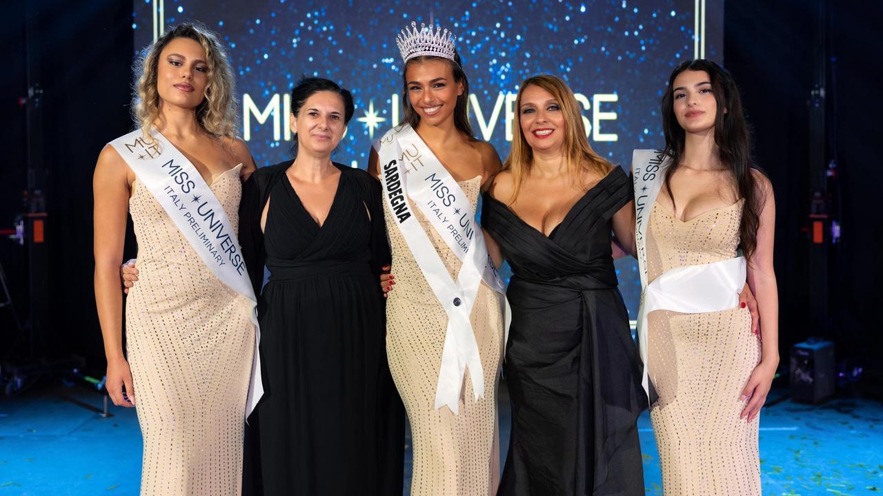 
	Le tre finaliste insieme alle organizzatrici e al centro Miss Universo Sardegna

