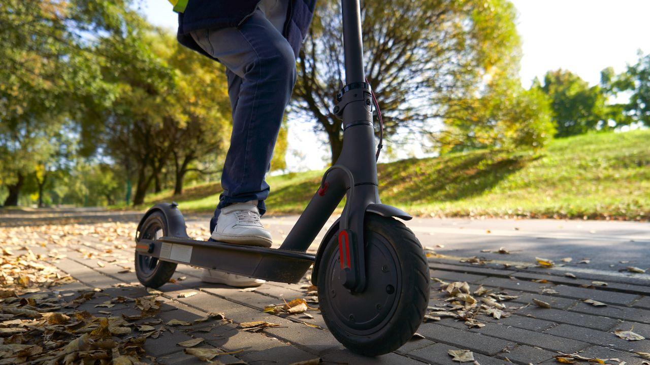 Brescia, cade dal monopattino e muore annegata in un fosso