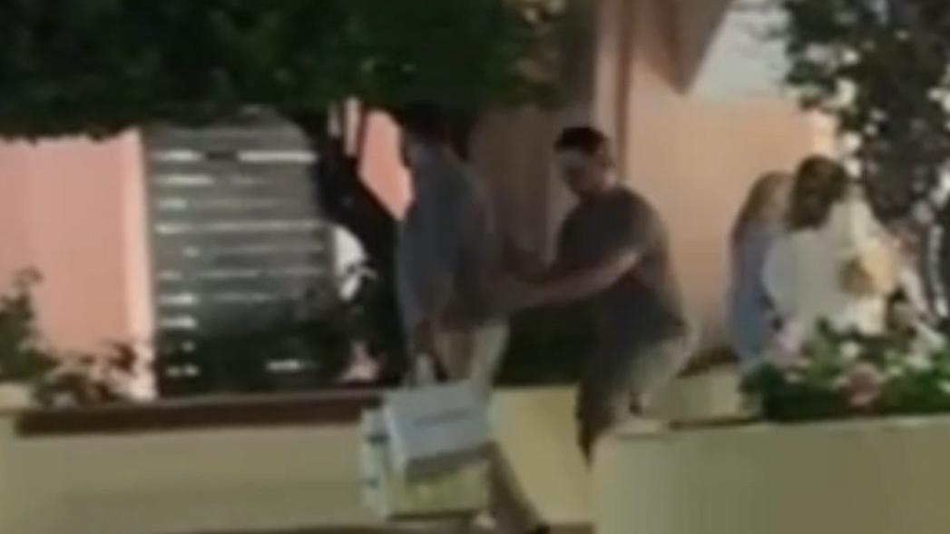 Sfila un orologio da 80mila euro a un turista: il video dello scippo a Porto Cervo