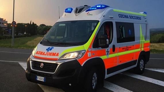 Cecina, scontro tra auto e monopattino: grave un trentenne <br>