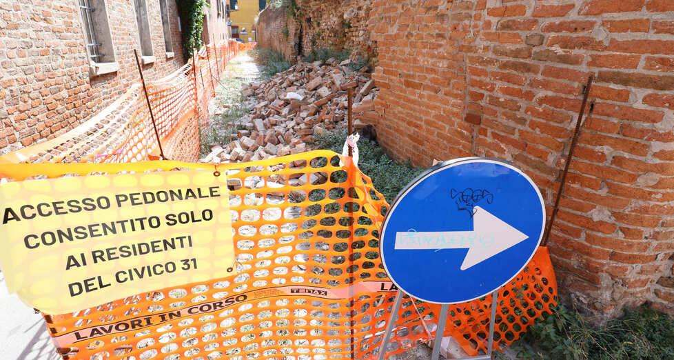 Muro crollato in via del Mellone a Ferrara, via ai lavori di ripristino