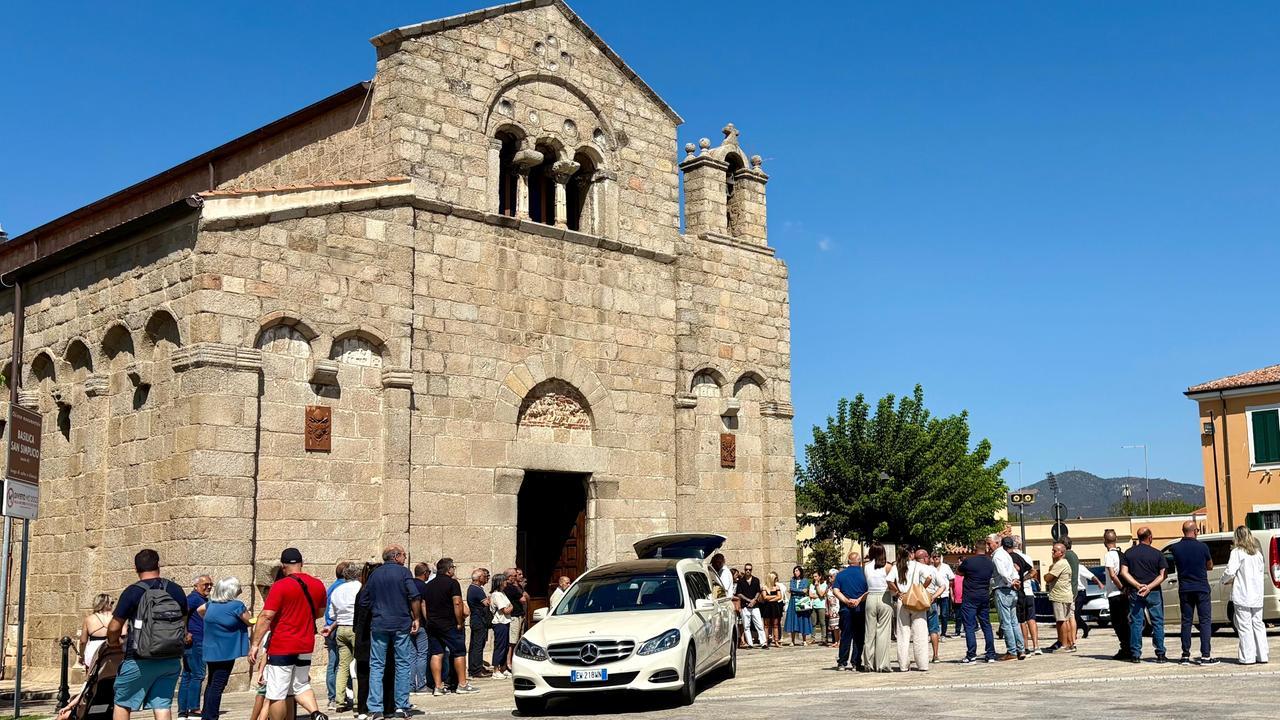 Folla ai funerali di Gianpaolo Demartis. Il parroco: «Condividiamo il dolore»