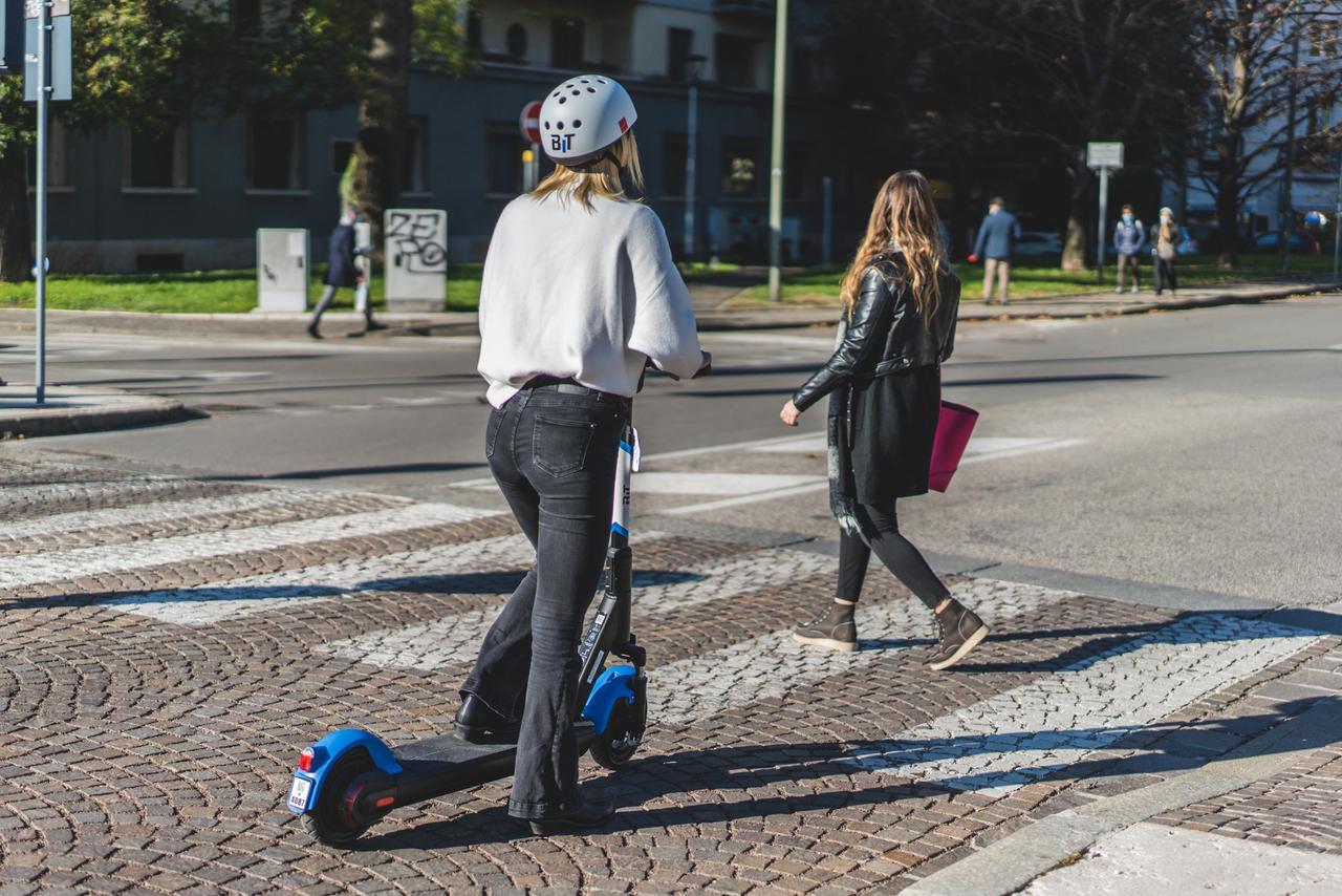 In monopattino senza casco, pioggia di multe a Rubiera: già 10 verbali