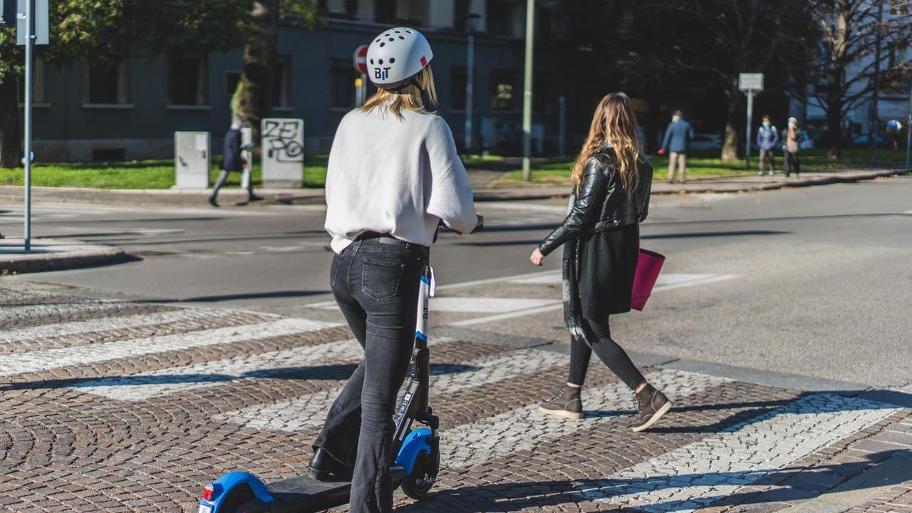 In monopattino senza casco, pioggia di multe a Rubiera: già 10 verbali