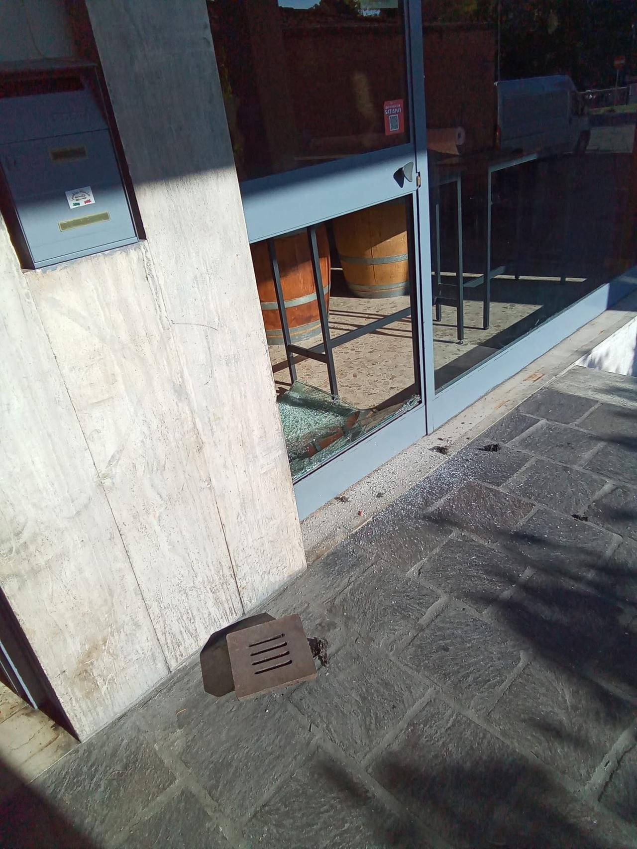Un’altra spaccata in centro storico: stavolta tocca alla Gastroboutique Del Portichetto di piazza Vallisneri
