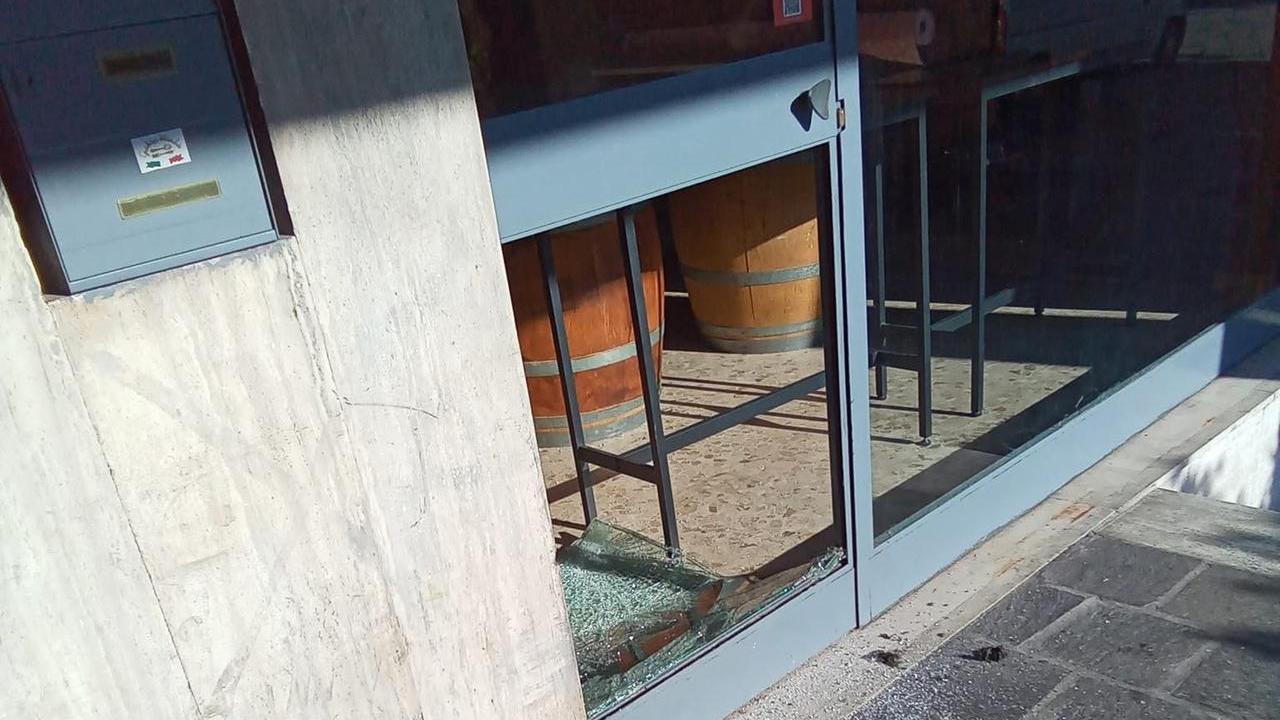 Un’altra spaccata in centro storico: stavolta tocca alla Gastroboutique Del Portichetto di piazza Vallisneri