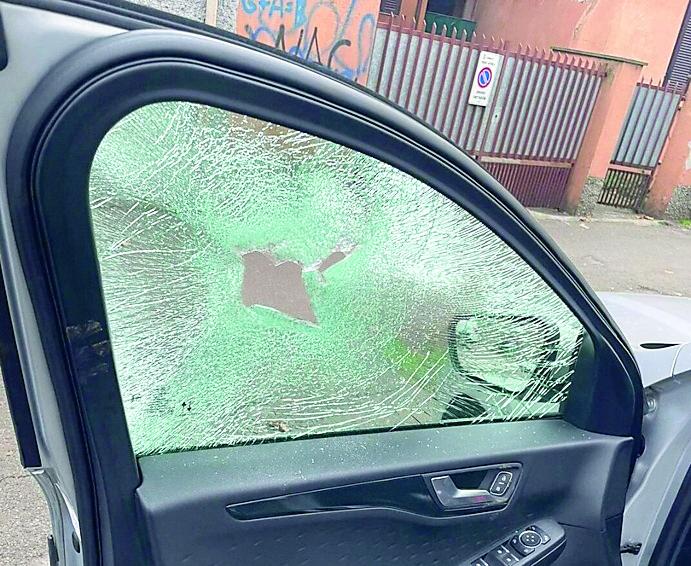 Torna l’incubo vetri spaccati: raid vandalico su cinque auto a Ospizio