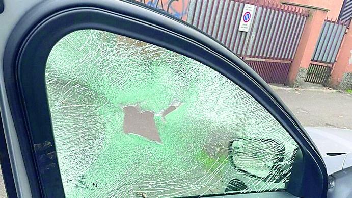 Torna l’incubo vetri spaccati: raid vandalico su cinque auto a Ospizio