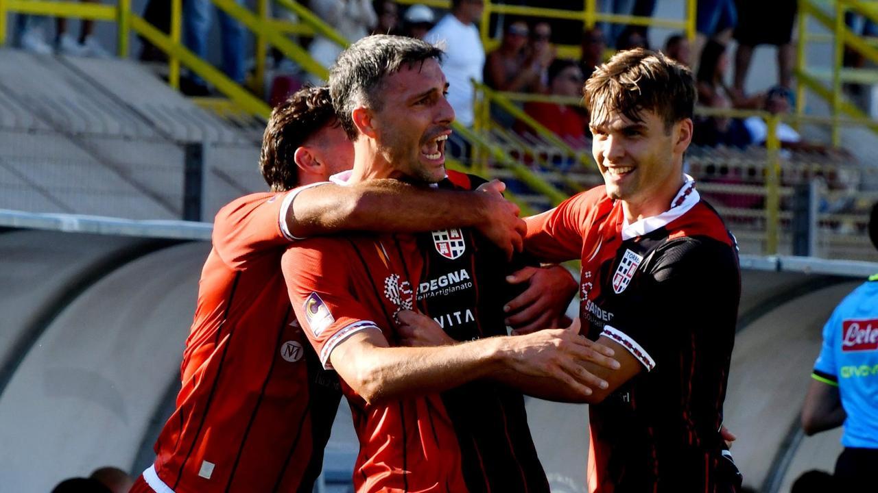 <strong>Giacomo Zecca f</strong>esteggiato dopo il gol (foto di Mauro Chessa)