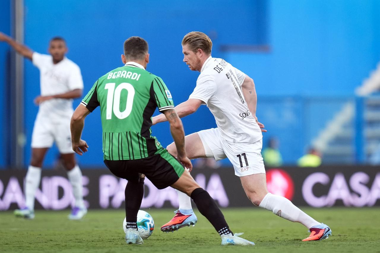 
	Un'azione del match con Berardi e De Bruyne

