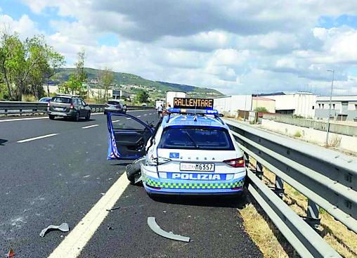 Camion travolge l’auto della polizia che viene trascinata per dieci metri