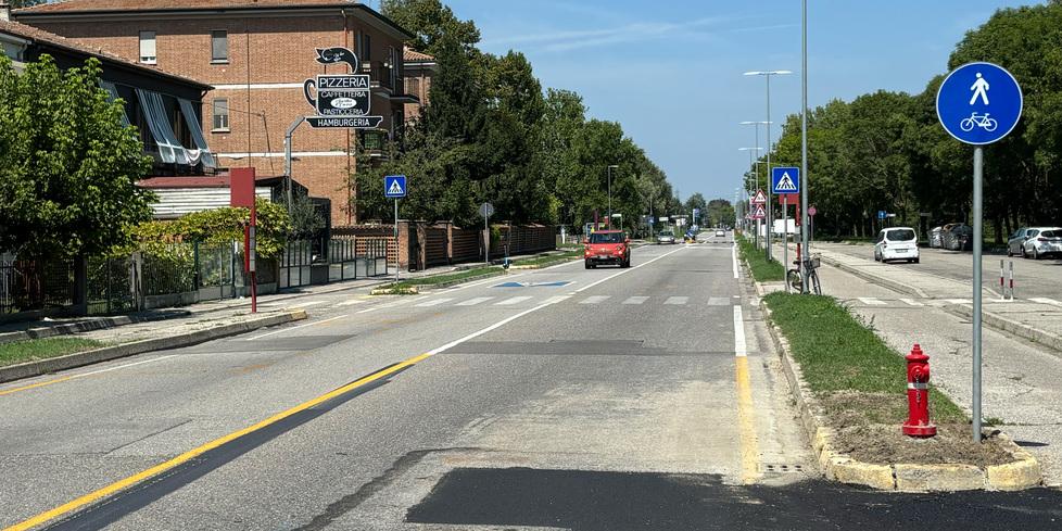 Ferrara, donna cade dalla bicicletta: sospetti su un’auto pirata