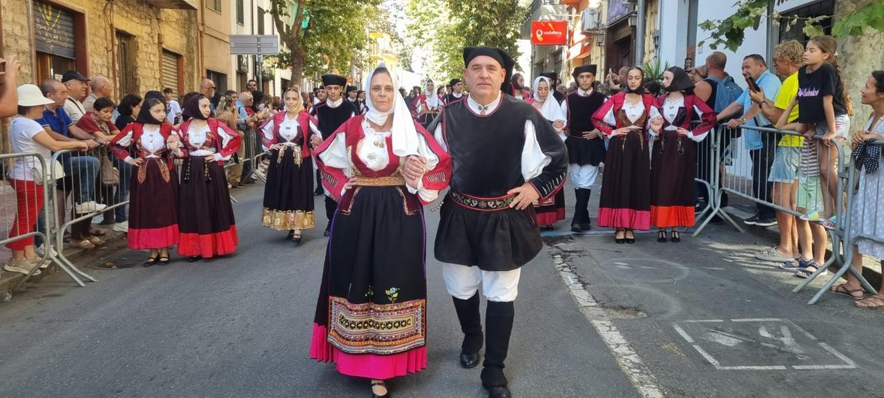 Al via la festa del Redentore: 65 gruppi invadono le strade di Nuoro – VIDEO