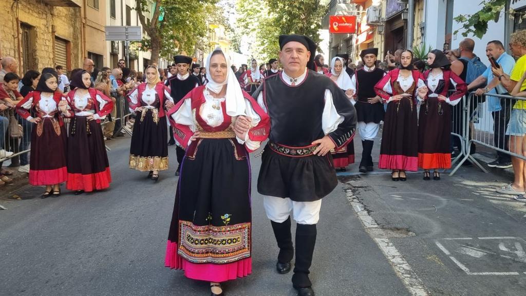 Al via la festa del Redentore: 65 gruppi invadono le strade di Nuoro – VIDEO