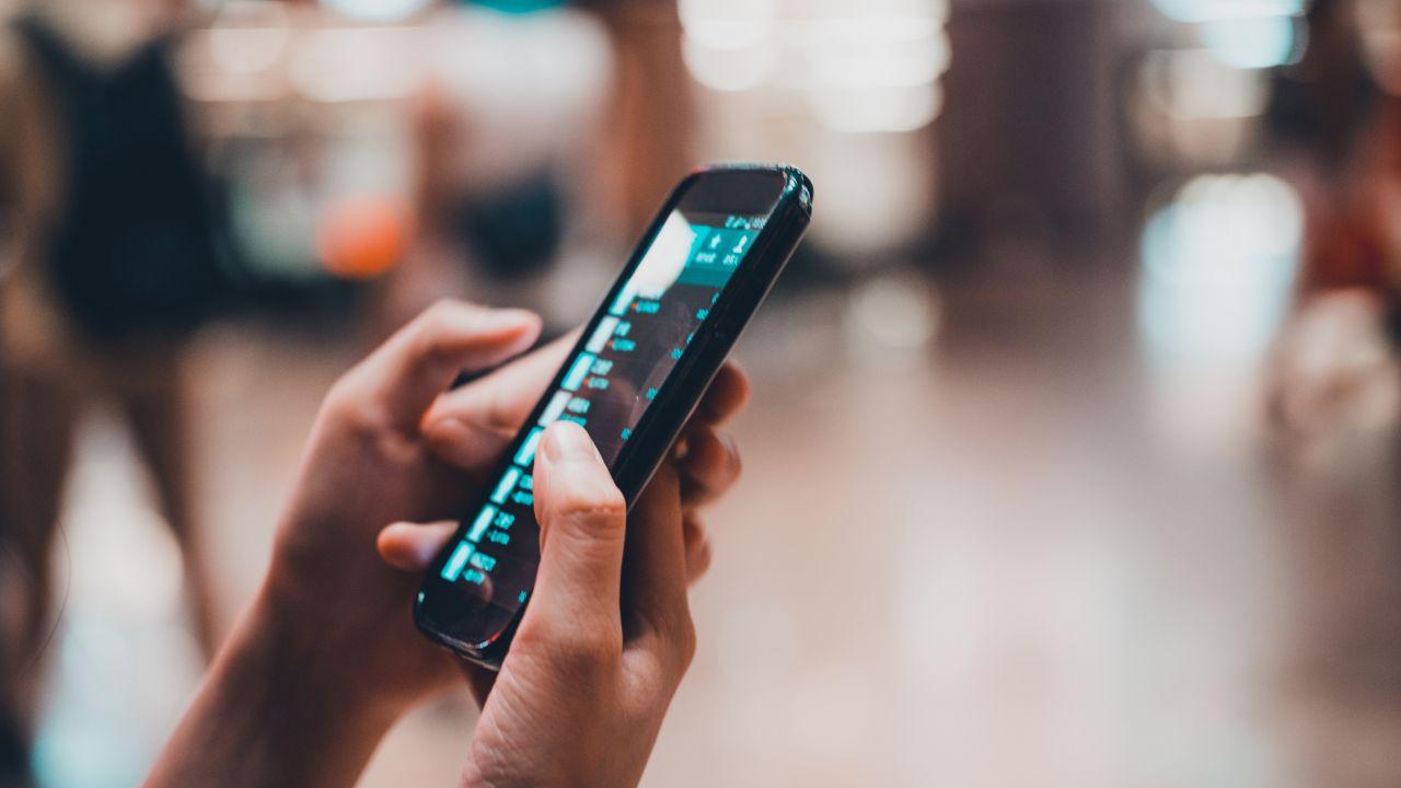 Aspetti l’esame? Attenzione alla truffa: come funziona il raggiro via sms dalla falsa Asl