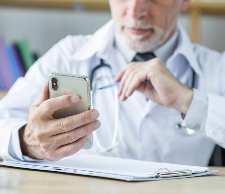 
	Un medico utilizza lo smartphone (foto Freepik)

