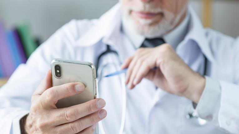Un medico utilizza lo smartphone (foto Freepik)