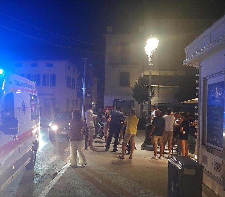 
	L&rsquo;intervento del 118 e dei carabinieri dopo l&rsquo;aggressione in piazza


