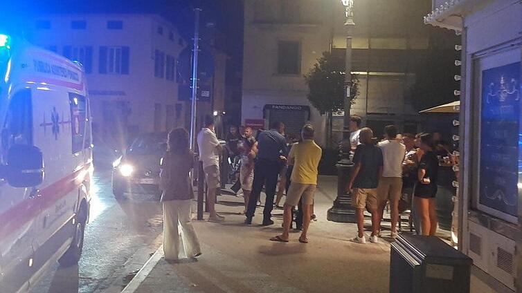 L’intervento del 118 e dei carabinieri dopo l’aggressione in piazza