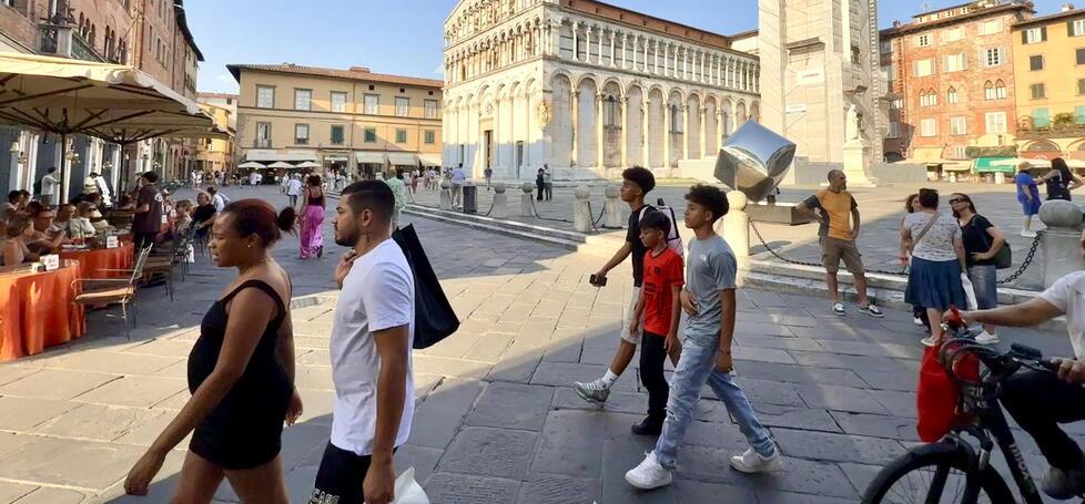 
	Turisti in centro a Lucca


