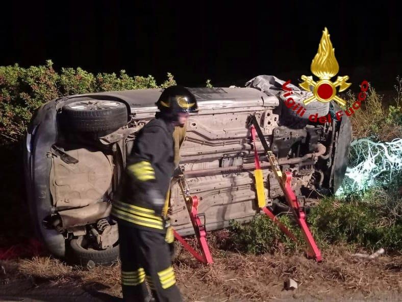 Auto si ribalta in curva, giovane sbalzato dall’abitacolo: è gravissimo