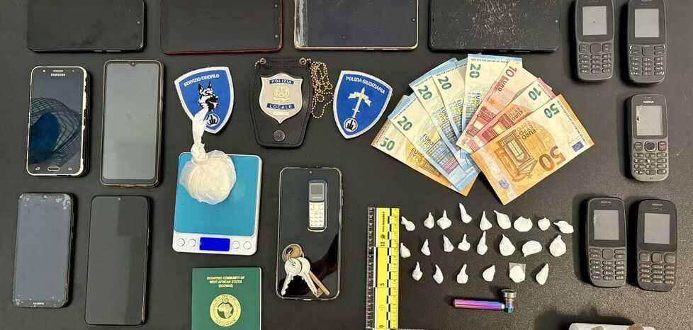 Cocaina, crack e telefonini: pusher arrestato a Pontelagoscuro
