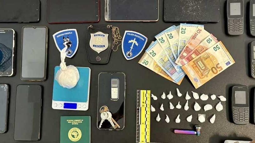 Cocaina, crack e telefonini: pusher arrestato a Pontelagoscuro