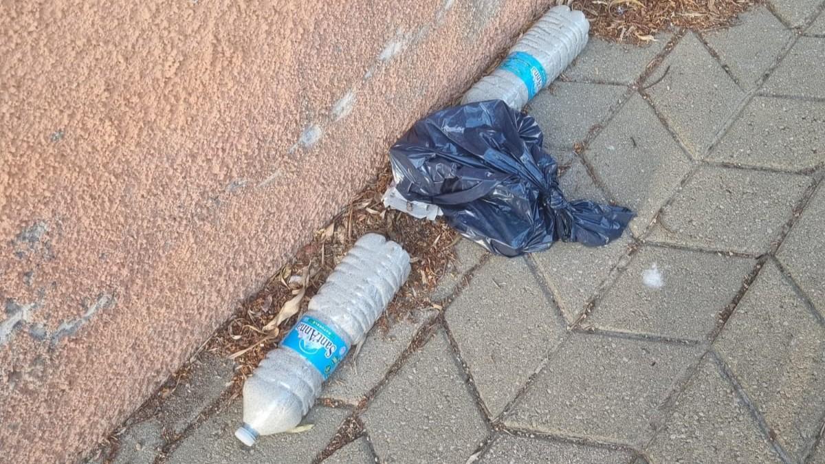 Olbia, bottiglie piene di sabbia abbandonate sul marciapiede
