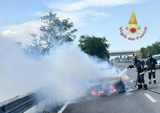 Auto prende fuoco mentre percorre la strada statale 130
