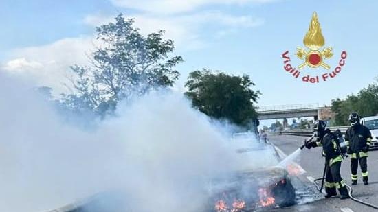 Auto prende fuoco mentre percorre la strada statale 130