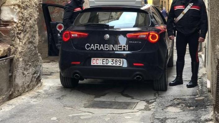 Ancora un dramma nel cuore della città: uomo trovato morto nel suo appartamento