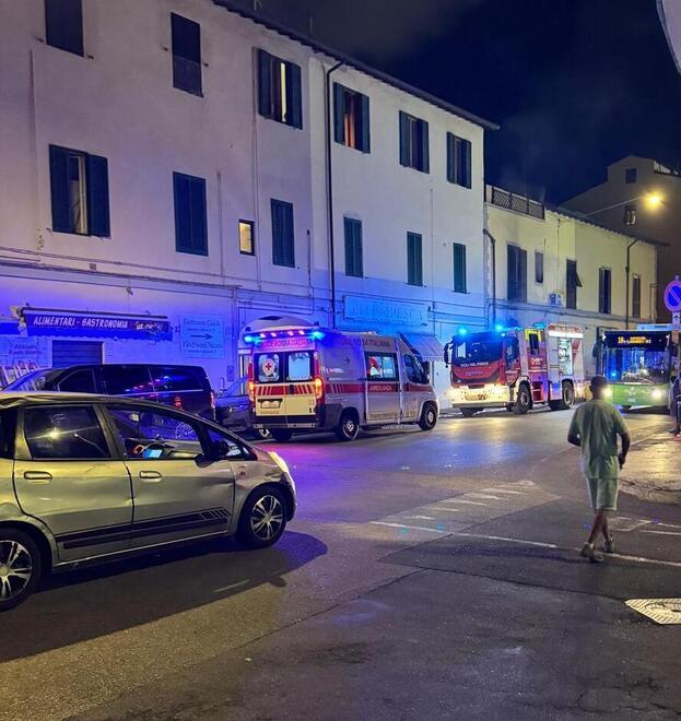 Livorno, incendio nel negozio di pesca in via Mastacchi: una intossicata&nbsp;