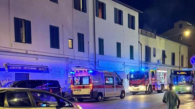 Livorno, incendio nel negozio di pesca in via Mastacchi: una intossicata 